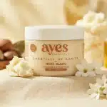 Chantilly de karité au musc blanc signée Ayes Essentielle. Soin hydratant et nourrissant à la texture onctueuse pour une peau douce et délicatement parfumée.