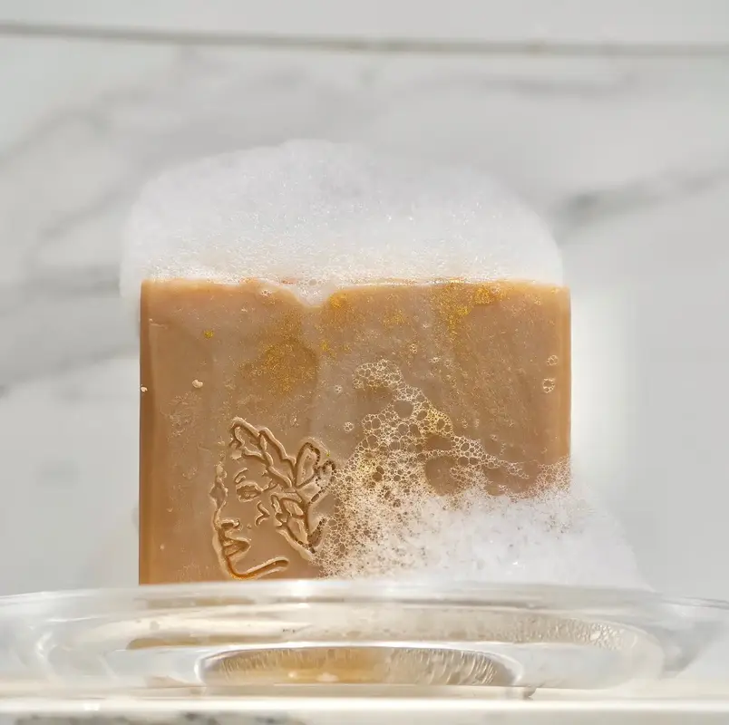 Savon Miel & Karité saponifié à froid – savon naturel hydratant et nourrissant au miel et beurre de karité par AYES Essentielle Côte d’Ivoire.