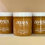 Gommage naturel à l’orange et au baobab de la marque Ayes Essentielle. Exfoliant revitalisant pour une peau douce, lumineuse et hydratée.