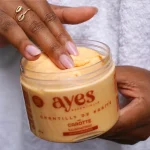 Chantilly de karité au macérat huileux de carotte Ayes Essentielle. Soin hydratant et illuminateur pour une peau douce et éclatante.