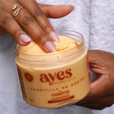 Chantilly de karité au macérat huileux de carotte Ayes Essentielle. Soin hydratant et illuminateur pour une peau douce et éclatante.