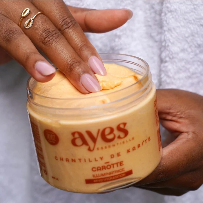 Chantilly de karité au macérat huileux de carotte Ayes Essentielle. Soin hydratant et illuminateur pour une peau douce et éclatante.