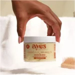 Chantilly de karité au musc blanc signée Ayes Essentielle. Soin hydratant et nourrissant à la texture onctueuse pour une peau douce et délicatement parfumée.