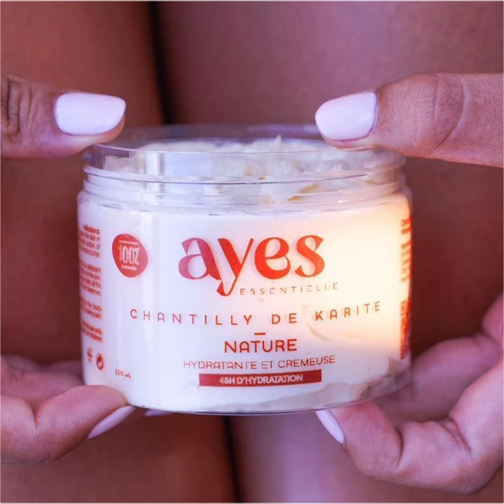Chantilly de karité naturelle Ayes Essentielle. Soin hydratant multi-usages pour nourrir la peau et les cheveux en profondeur.