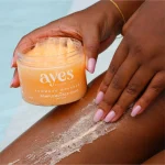 Gommage moussant naturel au pamplemousse et à la noix de coco, Ayes Essentielle. Exfoliant doux qui nettoie, adoucit et illumine la peau.