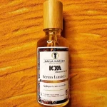 Sérum naturel anti-taches KYA, aux huiles de baobab, figue de Barbarie et curcuma pour un teint lumineux.