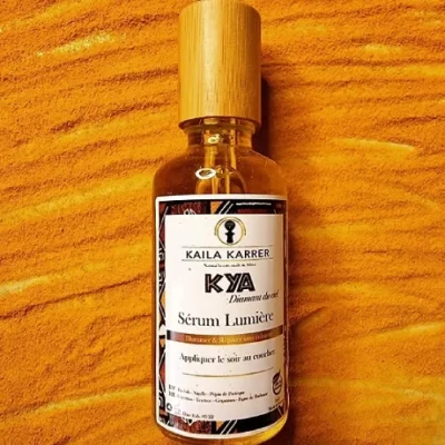 Sérum naturel anti-taches KYA, aux huiles de baobab, figue de Barbarie et curcuma pour un teint lumineux.