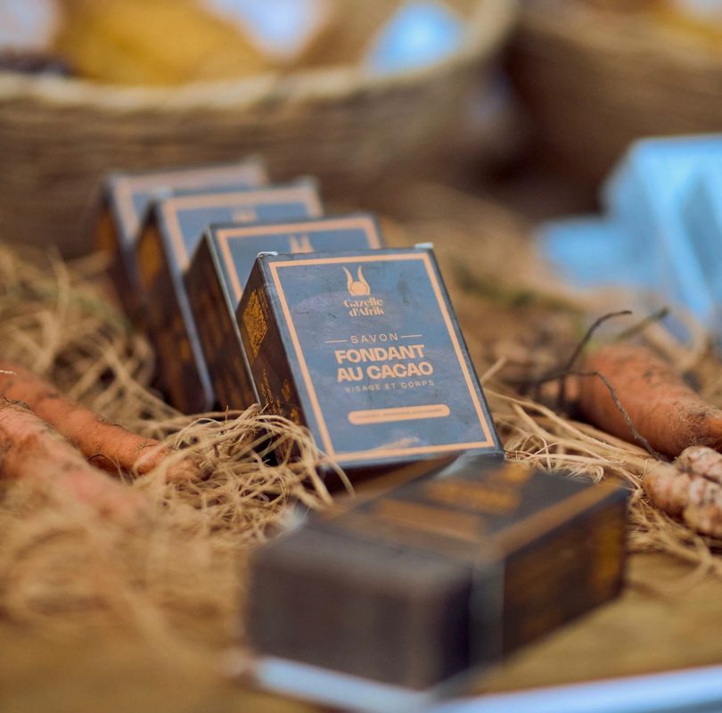 Savon fondant au cacao de Gazelle d’Afrik, fabriqué artisanalement avec du beurre de cacao naturel. Soin hydratant et nourrissant pour le visage et le corps.