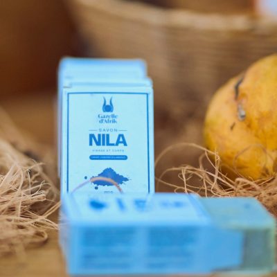 Savon NILA naturel de Gazelle d’Afrik, fabriqué artisanalement au Togo. Nettoie, illumine et unifie le teint pour une peau douce et éclatante.