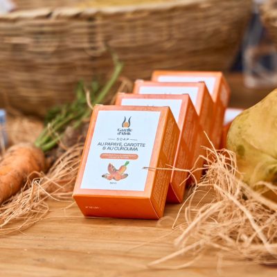 Savon naturel à la papaye, carotte et curcuma de Gazelle d’Afrik. Savon artisanal made in Togo pour une peau éclatante et unifiée.