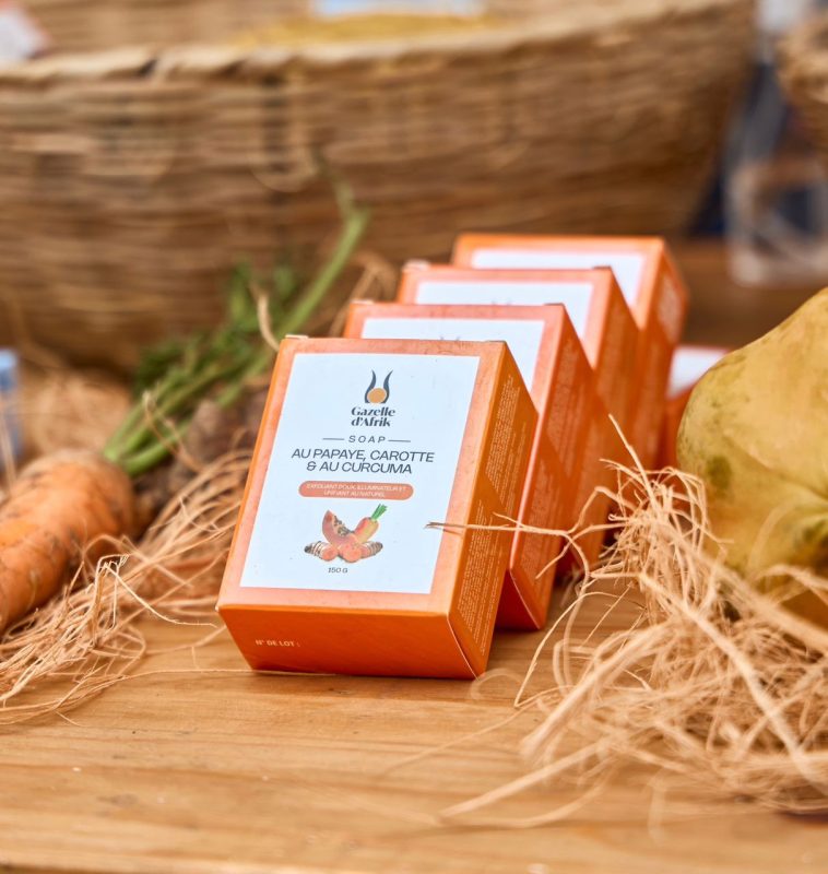 Savon naturel à la papaye, carotte et curcuma de Gazelle d’Afrik. Savon artisanal made in Togo pour une peau éclatante et unifiée.