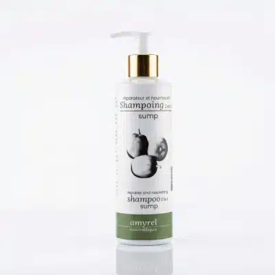 Le shampoing 2 en 1 SUMP nettoie en douceur tout en apportant soin et hydratation aux cheveux.